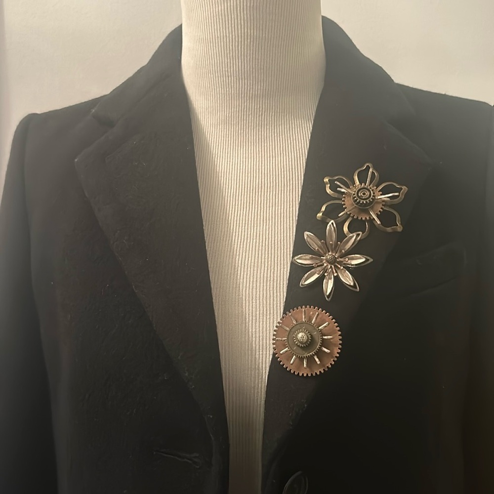 Fun and movable wheel shaped metal brooch
